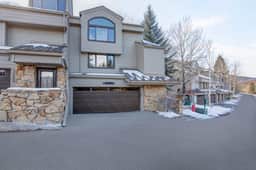 Close to Main St, DV Luxe Condo, Private Garage