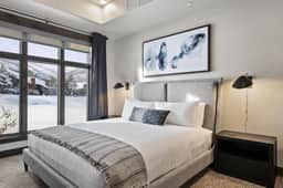 Mountain Luxury: Short walk to Canyons Lifts