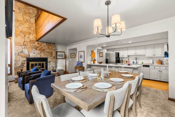 Close to Main St, DV Luxe Condo, Private Garage