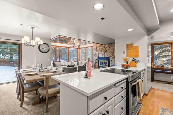Close to Main St, DV Luxe Condo, Private Garage