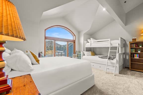 Close to Main St, DV Luxe Condo, Private Garage