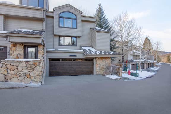 Close to Main St, DV Luxe Condo, Private Garage