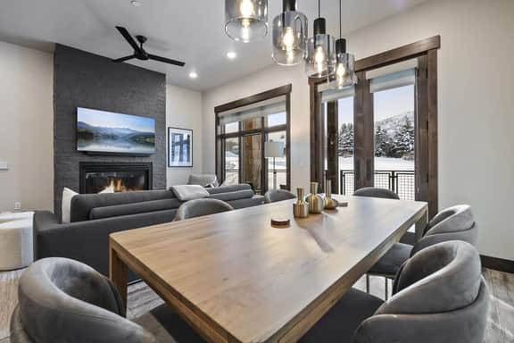 Mountain Luxury: Short walk to Canyons Lifts