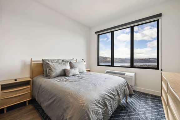 New! Lux Studio Lake Views | Trails & Adventure | Free shuttle to Gondola