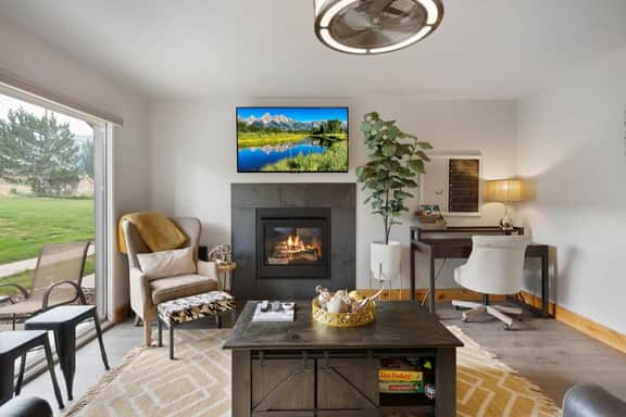 Ski Vista: Chic Condo Near the Canyons Slopes