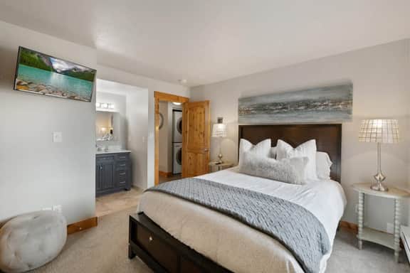 Ski Vista: Chic Condo Near the Canyons Slopes