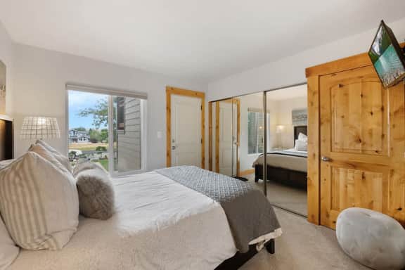 Ski Vista: Chic Condo Near the Canyons Slopes