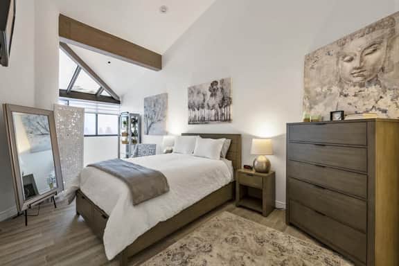 Spacious Ski Haven at Silver King Hotel - Image 4