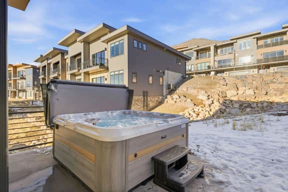 Upscale Retreat w/ Hot Tub, Steam, Pet-Friendly