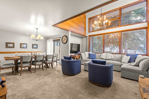Close to Main St, DV Luxe Condo, Private Garage