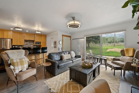 Ski Vista: Chic Condo Near the Canyons Slopes