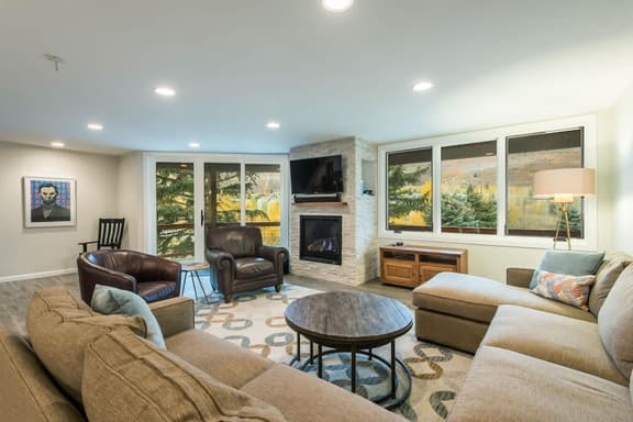Snowcap Lodge | Sauna, Hot Tub & Mountain Fun - Image 1