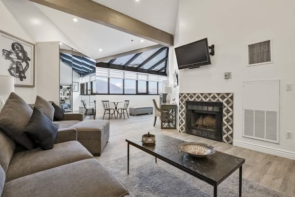 Spacious Ski Haven at Silver King Hotel - Image 1